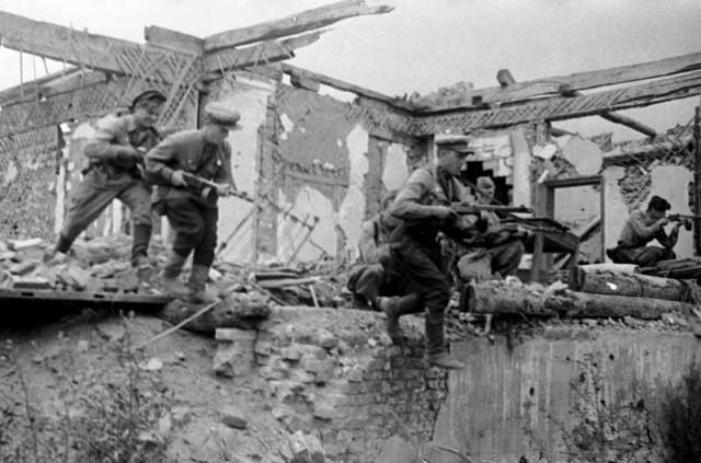 Автоматчики подразделения гвардии майора Н.Э. Прошунина ведут бой на улице Белгорода, 5 августа 1943г.